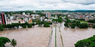 Inundaciones en Bahia, Brasil, por lluvias y diques que colapsaron