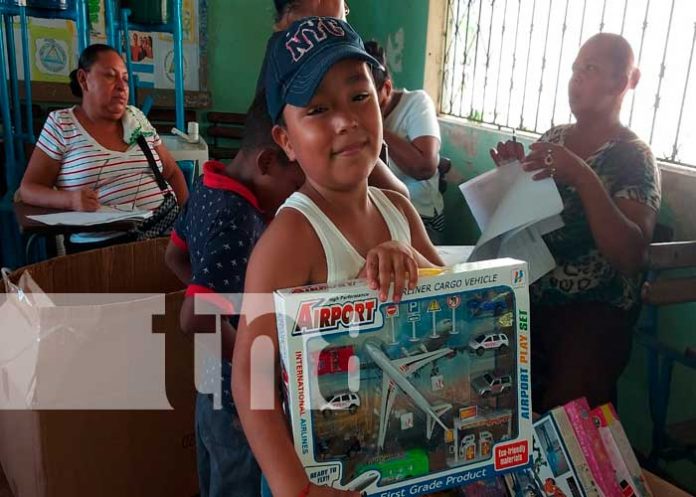 Niños de Bilwi reciben su juguete enviado por el Gobierno de Nicaragua