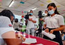 ¡Llegó el bono! Futuros bachilleres de Managua lo reciben con alegría Bono para estudiantes de secundaria en Managua