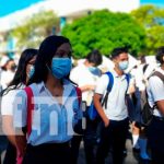 Entrega de bonos complementarios a estudiantes de Managua