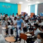 Futuros bachilleres de Nicaragua alegres al recibir bono económico Entrega de bonos a bachilleres en Managua, Nicaragua