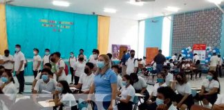 Entrega de bonos a bachilleres en Managua, Nicaragua