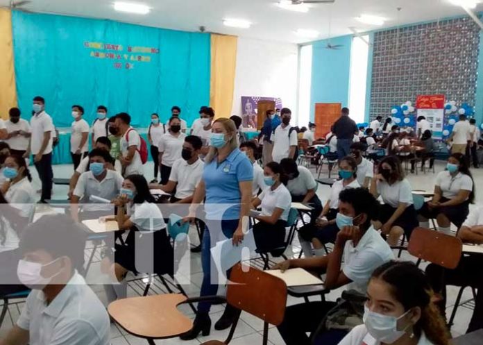 Entrega de bonos a bachilleres en Managua, Nicaragua