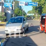 ¡Fijate mujer! Atropellada por taxi al ir despistada en Managua (VIDEO) Accidente de tránsito que involucra a un taxi en Managua