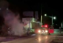 Grupo armado libera a 9 reos de una cárcel de México con coches bomba