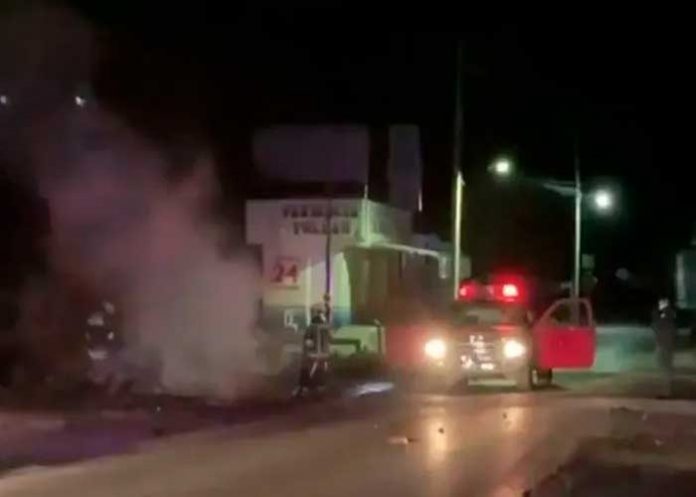 Grupo armado libera a 9 reos de una cárcel de México con coches bomba