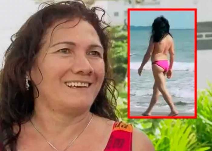 Mujer camina en toples en Cartagena 