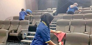 Trabajo de limpieza en una sala de cine