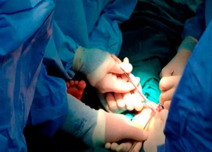 Condenan cirujana en Austria por amputar pierna equivocada a paciente