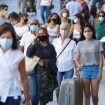 Argentina registra «crecimiento exponencial» de contagios de COVID-19 Varias personas en una calle transitada en Argentina