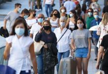 Argentina registra «crecimiento exponencial» de contagios de COVID-19 Varias personas en una calle transitada en Argentina
