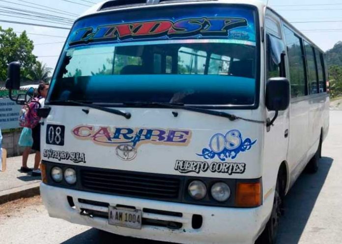 Bus que cubre una ruta en Choloma, Honduras