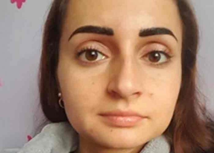 enfermera- Niños jugaban en el parque y hallaron el cadáver de enfermera, R. Unido