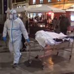 Pasea con “cadáver” en calle de España para concientizar sobre Covid-19 Pasea con“cadáver” en calle de España para concientizar sobre Covid-19