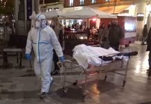 Pasea con “cadáver” en calle de España para concientizar sobre Covid-19 Pasea con“cadáver” en calle de España para concientizar sobre Covid-19
