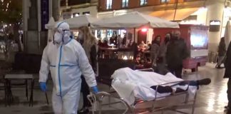 Pasea con“cadáver” en calle de España para concientizar sobre Covid-19