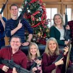 Alarmante foto de Congresista de Estados Unidos con armas de grueso calibre