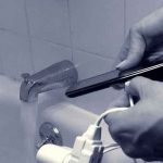 Adolescente muere electrocutada tras caer su móvil a la bañera en Francia