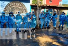 Trabajo de fumigación en un barrio de Managua