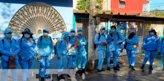 Trabajo de fumigación en un barrio de Managua