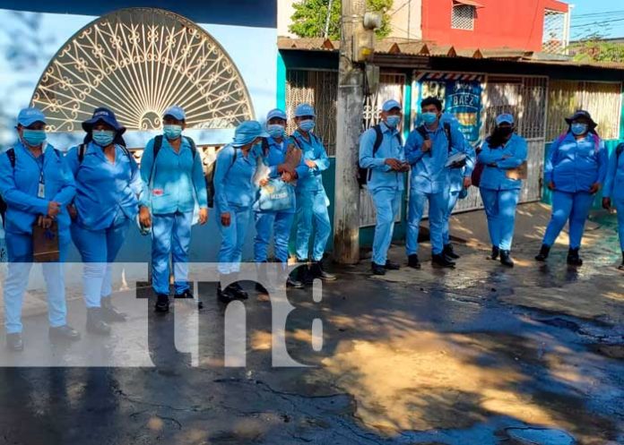 fumi-managua-12 Trabajo de fumigación en un barrio de Managua