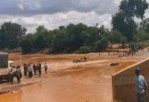 Mueren 23 personas tras hundirse un autobús en un río de Kenia