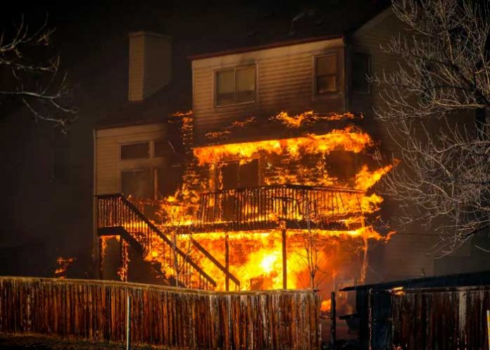 Viviendas afectadas por masivo incendio en Colorado, EEUU
