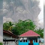 Miles de personas huyen ante la erupción del volcán Semeru en Indonesia Miles de personas huyen ante la erupción del volcán Semeru en Indonesia