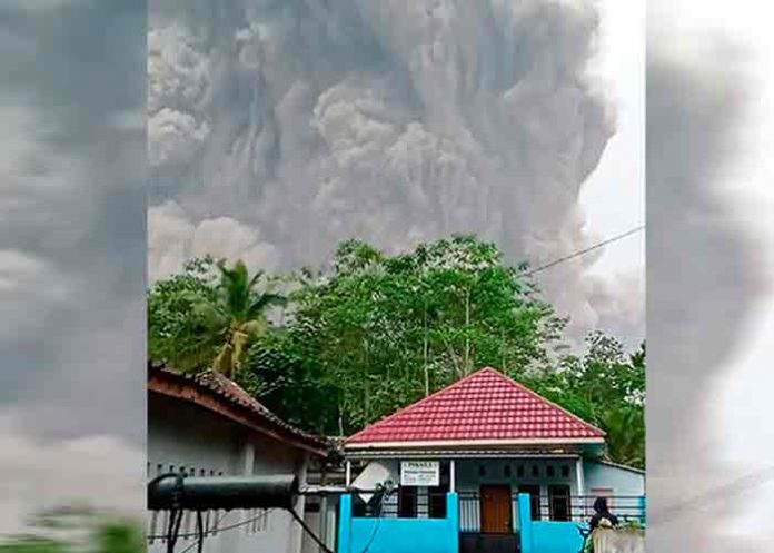 indonesia-volcan- Miles de personas huyen ante la erupción del volcán Semeru en Indonesia