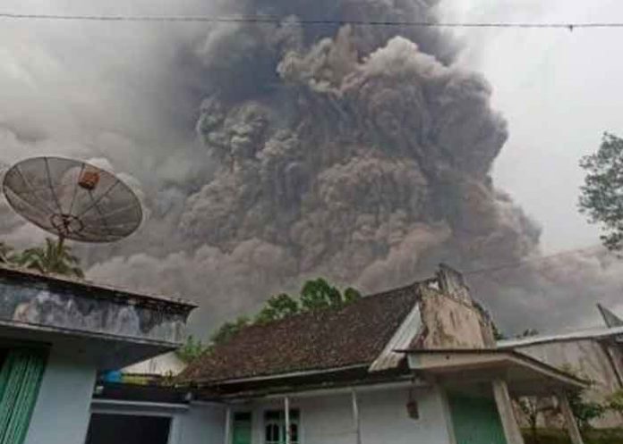Impresionantes imágenes: Isla envuelta en cenizas tras erupción de Semeru