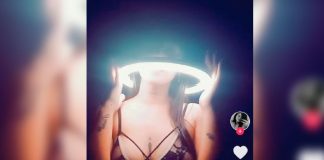 Una usuaria de Tik Tok haciendo el trend "Infinity"