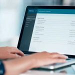 Estas son las páginas más vistas del internet en 2021 (Fuera del Nopor) Persona usando internet desde una computadora