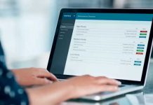 Estas son las páginas más vistas del internet en 2021 (Fuera del Nopor) Persona usando internet desde una computadora
