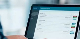 Persona usando internet desde una computadora
