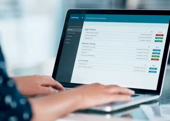 Persona usando internet desde una computadora