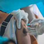 Un italiano intenta vacunarse contra la covid con un falso brazo de silicona