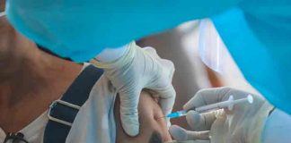 Un italiano intenta vacunarse contra la covid con un falso brazo de silicona