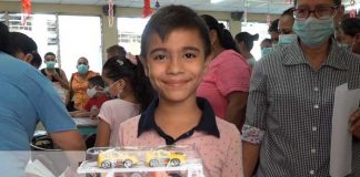 Entrega de juguetes a alumnos en León