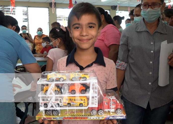 Entrega de juguetes a alumnos en León