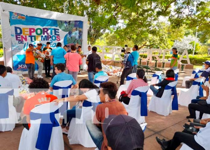 Entrega de kits deportivos a equipos jóvenes en Nicaragua