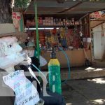 Llegan los tradicionales viejos a León Llegan los tradicionales viejos con tanques de oxígeno en León