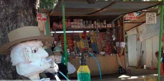 Llegan los tradicionales viejos con tanques de oxígeno en León