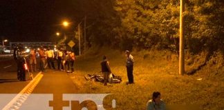 Impacta contra un poste metálico en León