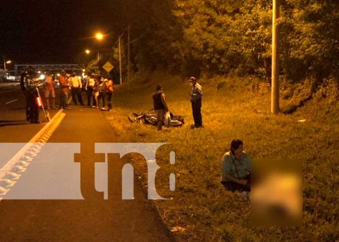 Impacta contra un poste metálico en León