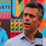 Leopoldo López es recibido en Chile entre huevazos y gritos de "asesino"