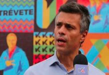 Leopoldo López es recibido en Chile entre huevazos y gritos de «asesino» Leopoldo López es recibido en Chile entre huevazos y gritos de "asesino"