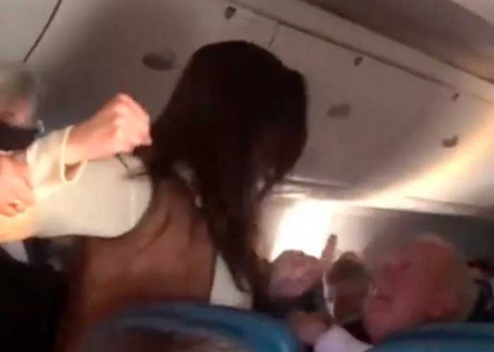 Mujer bajo arresto en Atlanta por agredir a un anciano en un avión