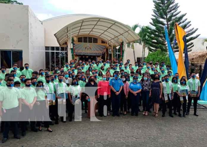 Décima promoción de jóvenes en riesgo del centro juventud de la Policía Nacional