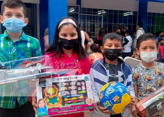 Entrega de juguetes en Masaya