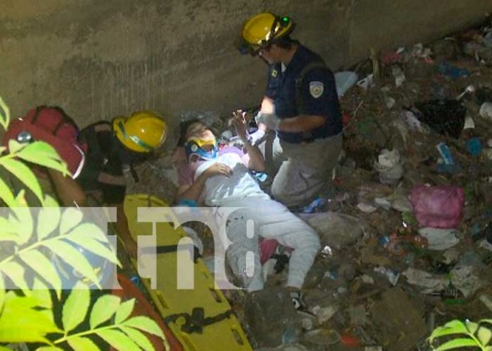 Motociclista cayó en un cauce de Managua